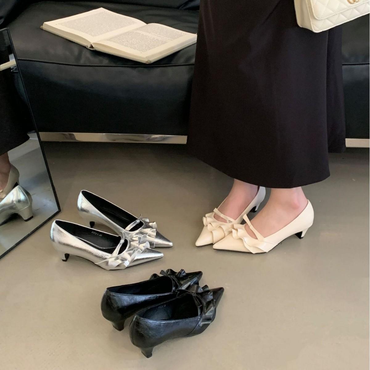 

2025 new pointed lotus leaf edge soft sole cover feet shallow mouth commuting Doudou thin short thick heel elegant women s single shoes 39 абрикосовий