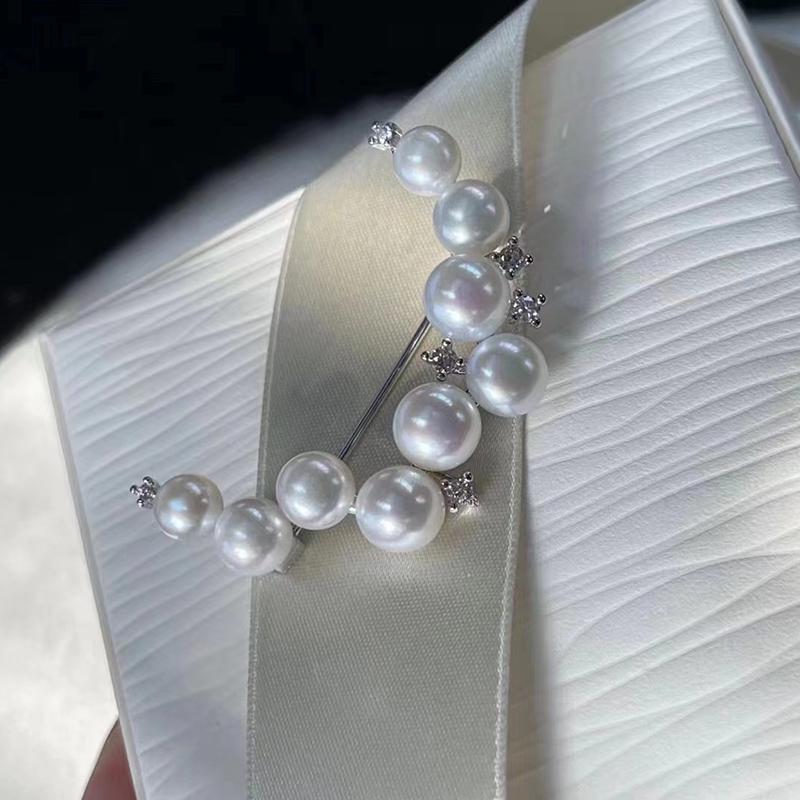 Yuezi Bow Elegant Multi-Bead Moon Brooch with Gold-Plated Zircon and Pearl Corsage