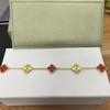 Vierblättriges Klee- und Fünfblüten-Armband mit rotem Achaten - Ein Geschenk für deine Freundin