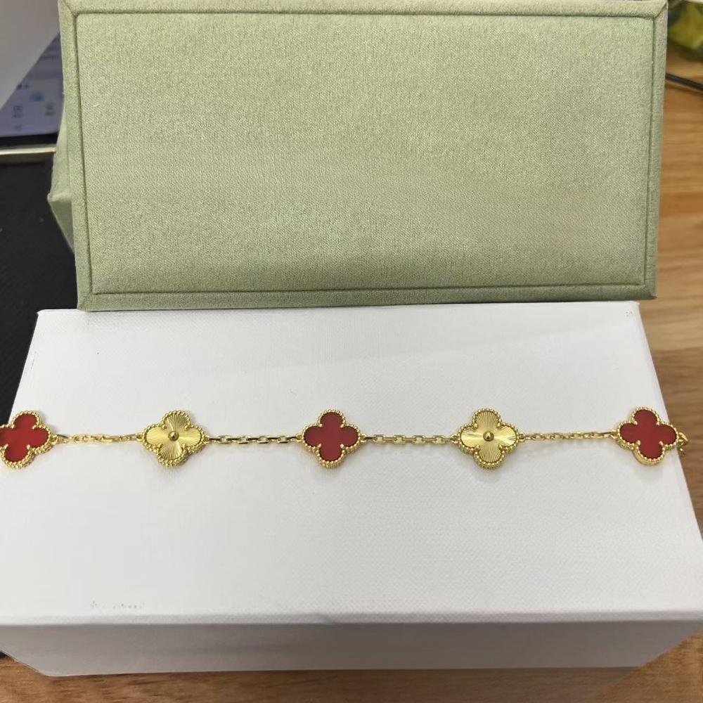 Vierblättriges Klee- und Fünfblüten-Armband mit rotem Achaten - Ein Geschenk für deine Freundin