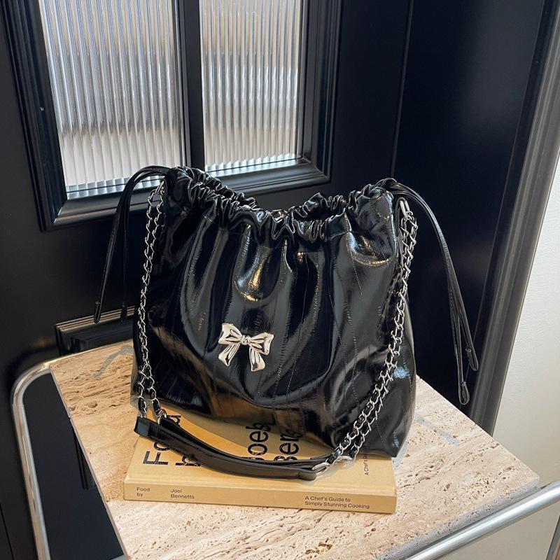 

Вместительная сумка-ведро женская 2025 новая простая универсальная сумка на плечо с цепочкой текстурная классная сумка-тоут для поездок на работу 30*14*23 чёрный