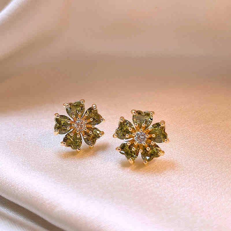 Silvernål Zirkon Utskurna Blomörhängen - Utsökta High-End Stiftörhängen med Känsla för Mode.