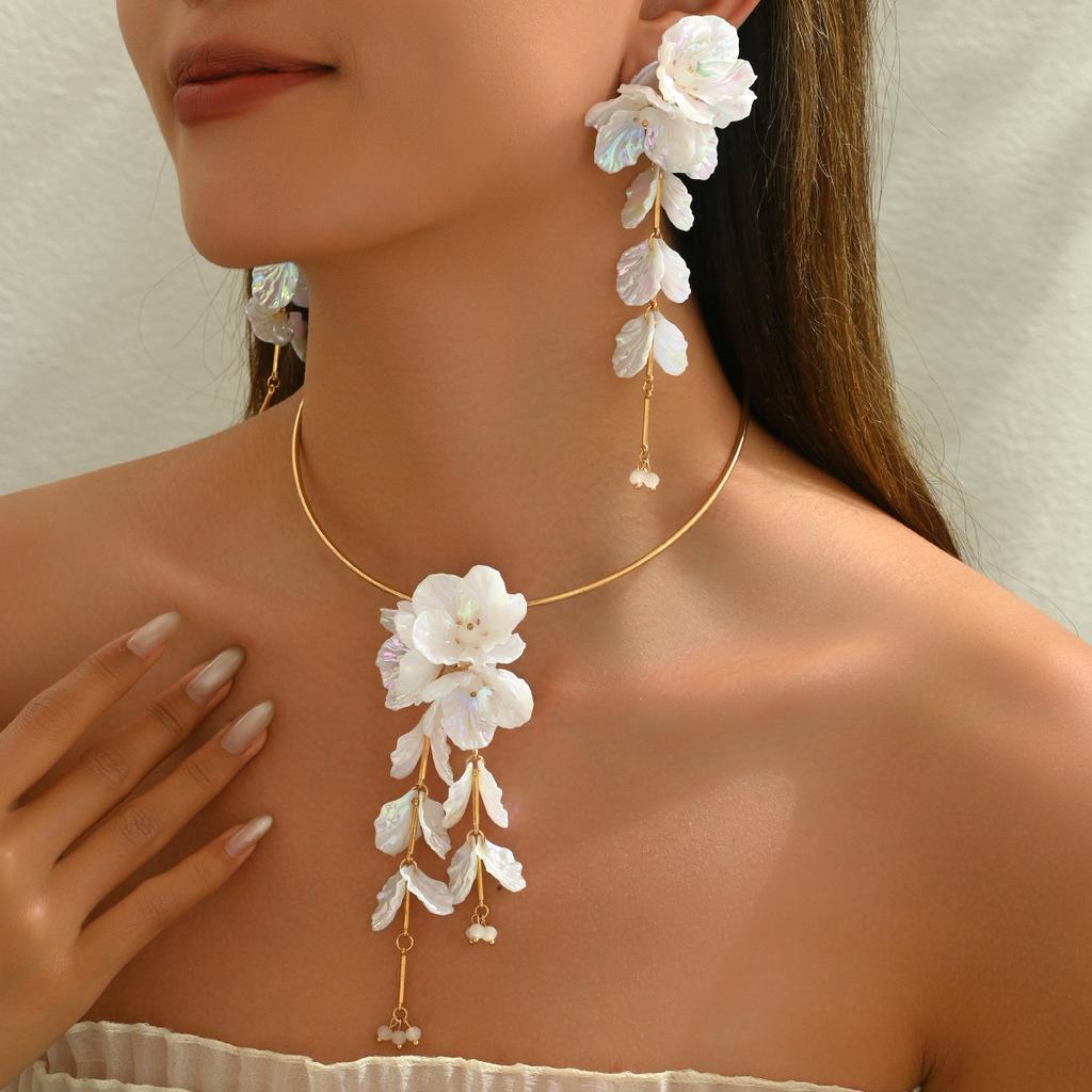 2025 new Korean version women's necklace earrings jewelry set flower small fresh design collar earrings women's fashion