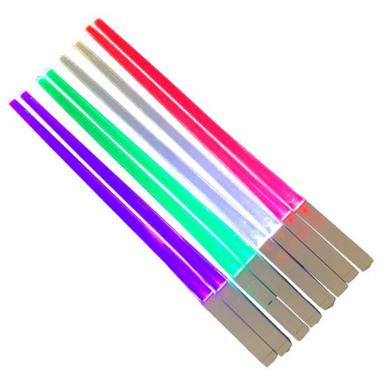 2ks hůlky LED světelný meč s bateriemi LR41 Světelné hůlky Potřeby pro párty Zábavné svítící náčiní na sushi nudle