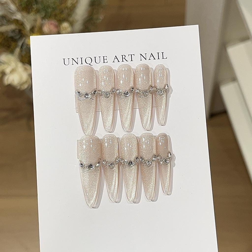 Sanfter Miu-Stil Süßer Diamantbrecher, Weiß und Blitzende Katzenaugen tragen Rüstung