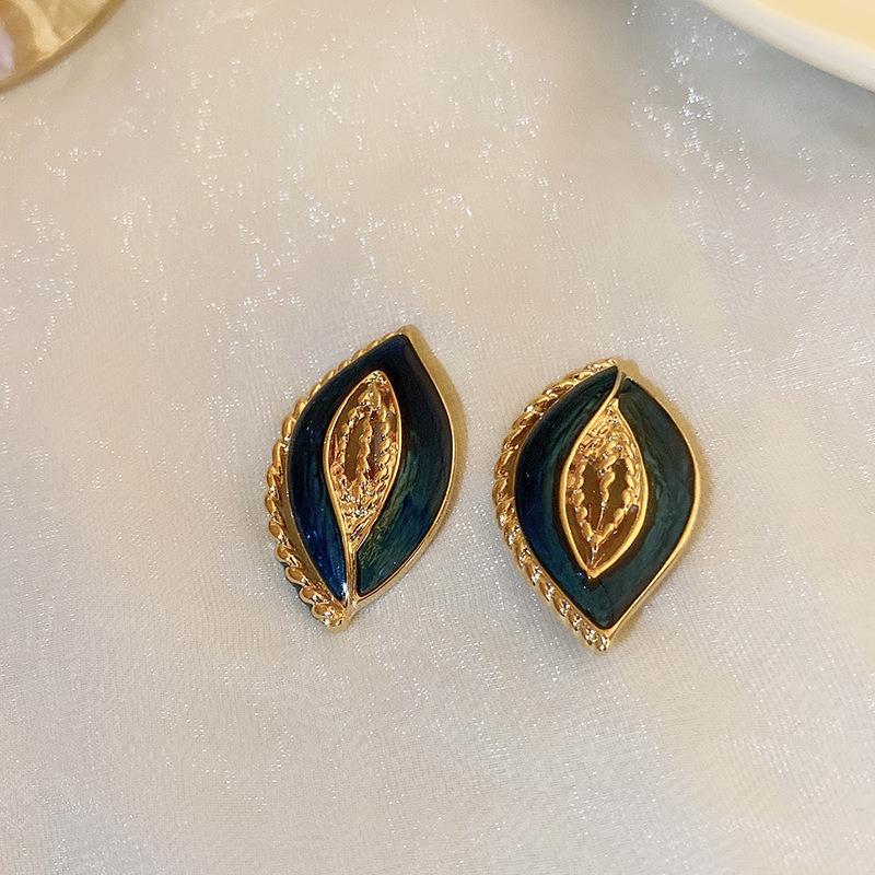 Elegant Vintage Women Girls Classic Resin Stone Earrings Ear Clips Fashion Retro Palace Lady Party Banquet Jewelry Ear Rings