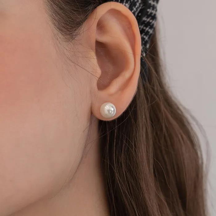 Basic Pearl Earring