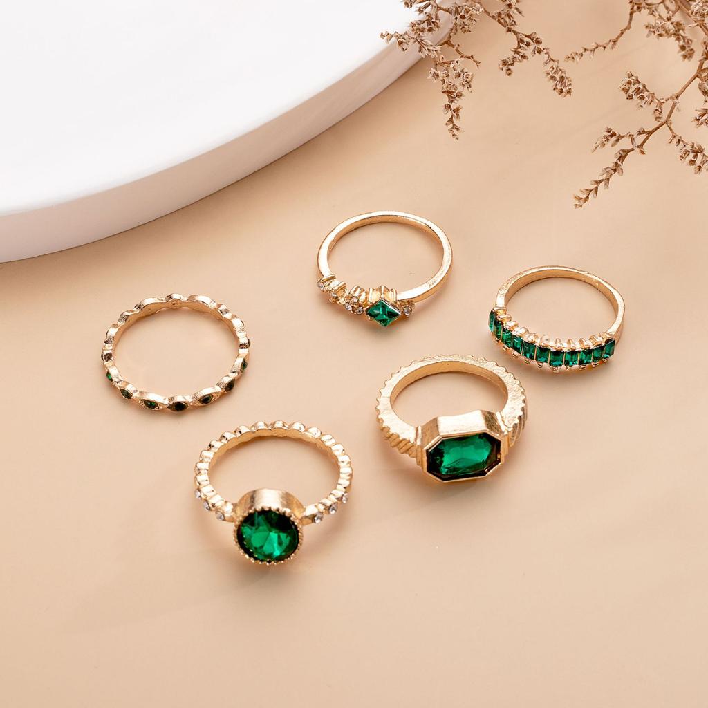 Feng Blogger Has The Same Imitation Emerald Geometric Diamond-Set Ring 5-Piece Set, Full Of Diamond Rings.