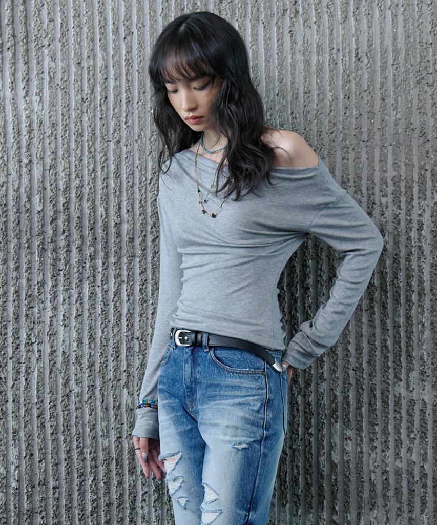 NO EXTRA TOUCH Off-Shoulder Drape Long Sleeve T-Shirt (Gray) / 26Spts004Gr