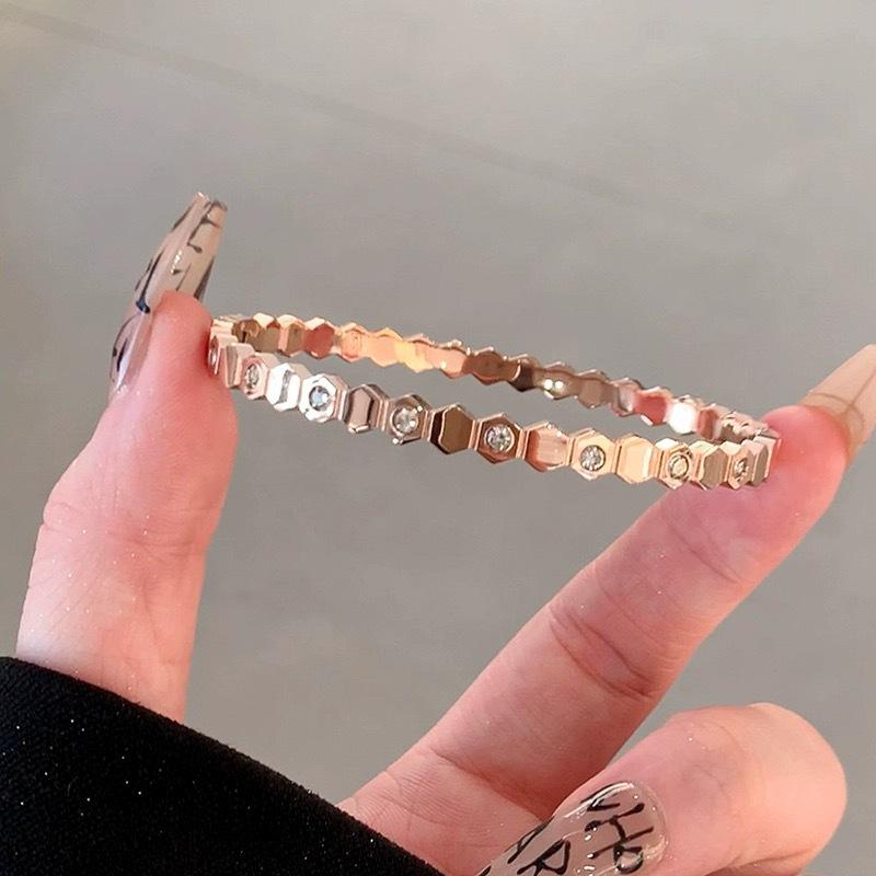 

Sterling Silver Honeycomb Wave Diamond Bracelet for Women, 18K Gold Finish, Fashionable and Personalized, Niche Design