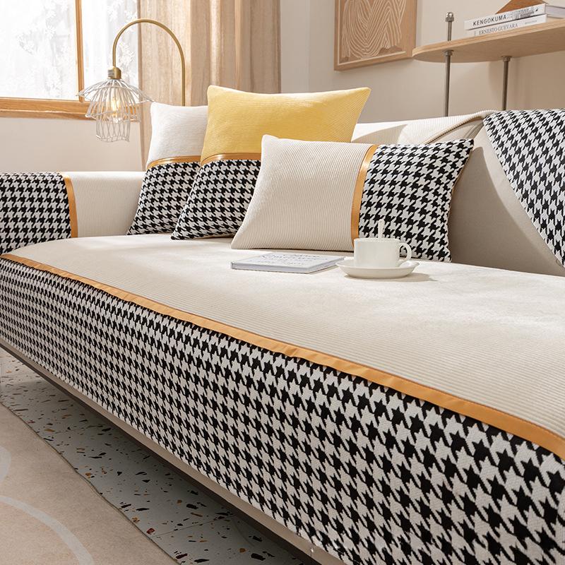 

Диванная подушка — простая, современная и универсальная для любого времени года.. Это легкая подушка для сиденья в роскошном стиле с противоскользящим чехлом и синельным чехлом. 70*70CM