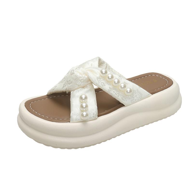 In the summer of 2025, the new models are fashionable to wear outside the wind, and the new models for the beach are cool slippers, muffin