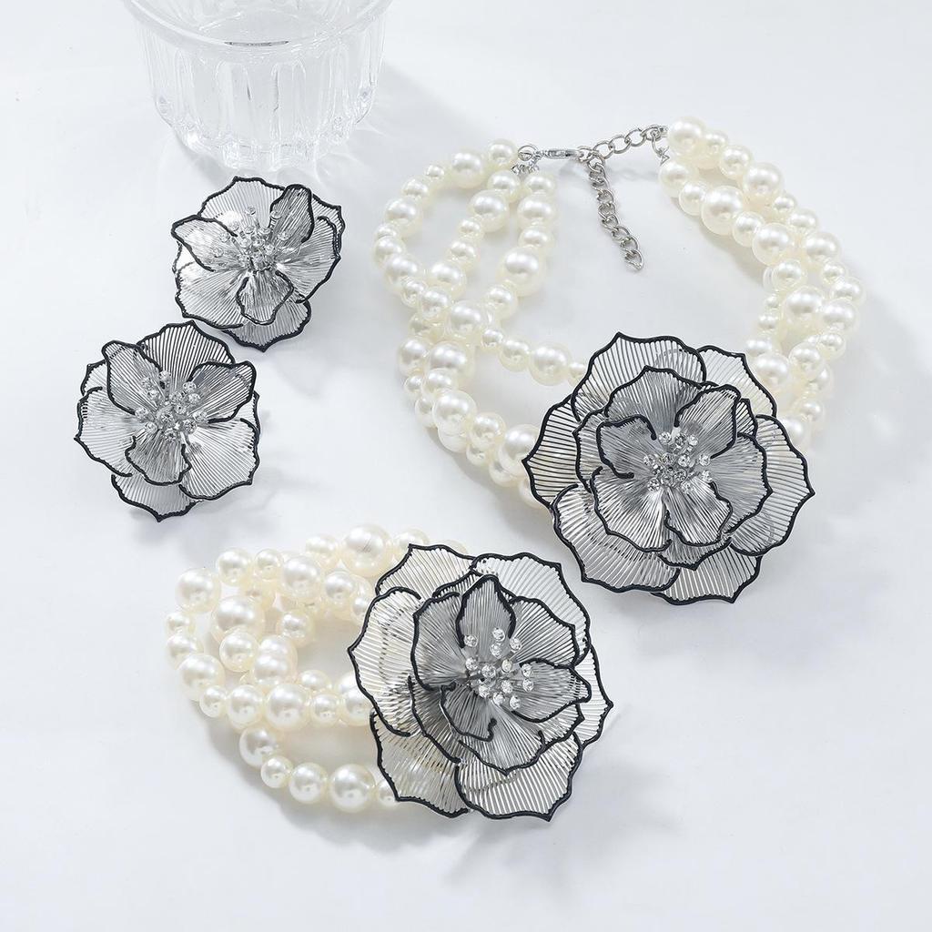Grenzüberschreitendes Schmuckset mit Perlen und Kamelien für Damen: Halskette, Armband und Ohrringe im Retro-, trendigen und übertriebenen Stil