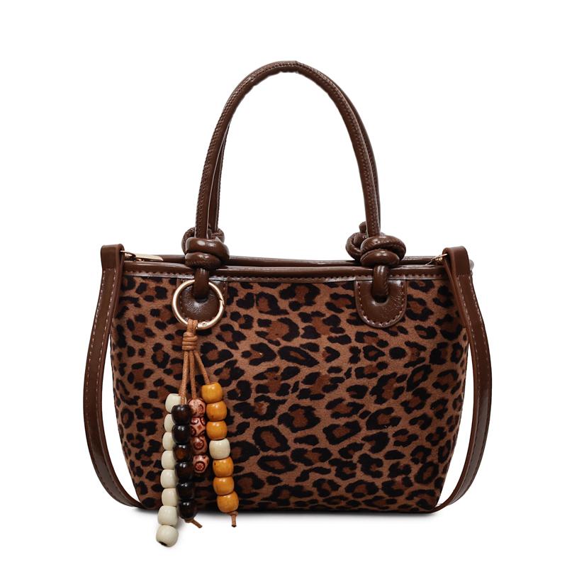 Fashionable Leopard Shoulder Bag Crossbody Handbag Matte Single Strap Handbag Versatile Design for Young Adults