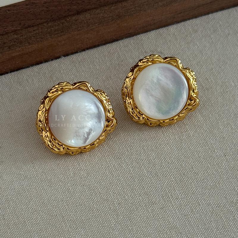 Retro Natural Mother Shell Geometric Stud Earrings Fashionable Niche High-end Cold Gentle Earrings Personalized Light Luxury Versatile Earrings