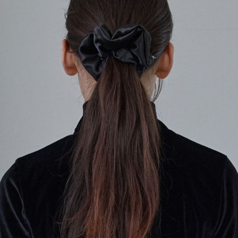 38comeoncommon Silky Satin Scrunchie (Black)
