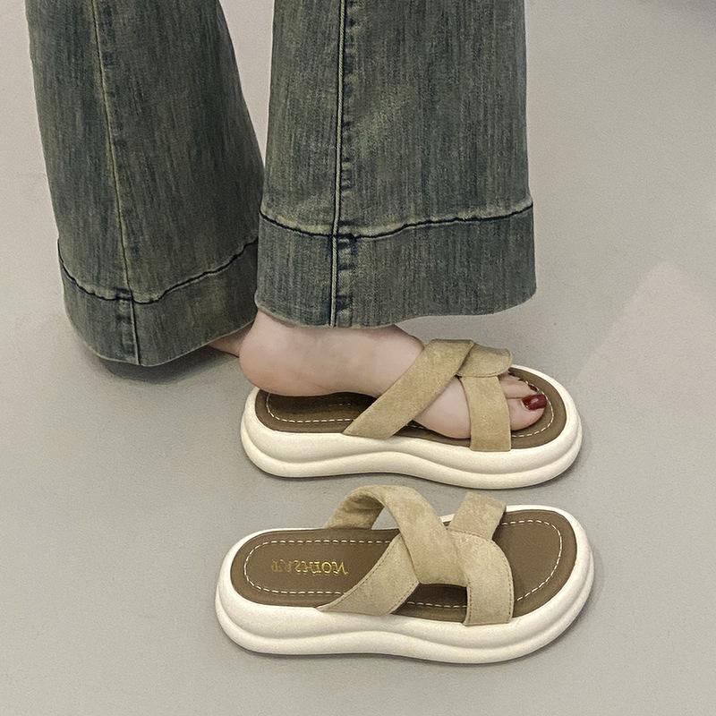 Beautiful thick-soled heightening cool slippers women's summer wear with skirts 2025 new Internet celebrities super fire out beach shoes