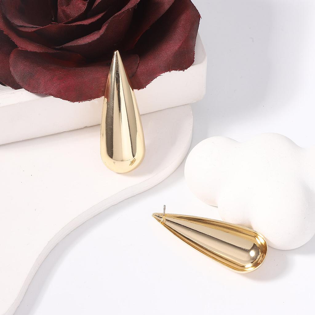 Summer New High-end, Light Luxury and Personalized Long Teardrop Ear Studs