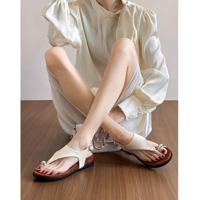 Franska nisch metallspänne täckande tå sandaler dam 2025 sommar nya mjukbottnade flip-flops bekväma tjocksulade romerska skor
