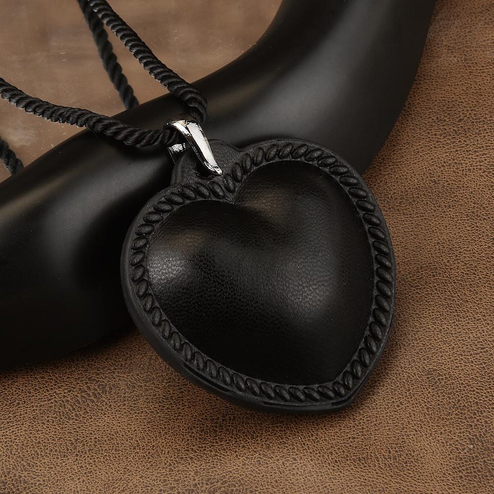 Fashionable Heart Shaped Choker Necklace In Leather For Unisex Wear Casual