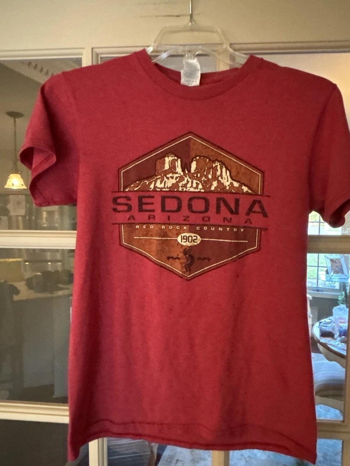

Sedona Arizona T—Shirt size small. Short sleeve. 50/50 cotton/poly. EUC. 2XL