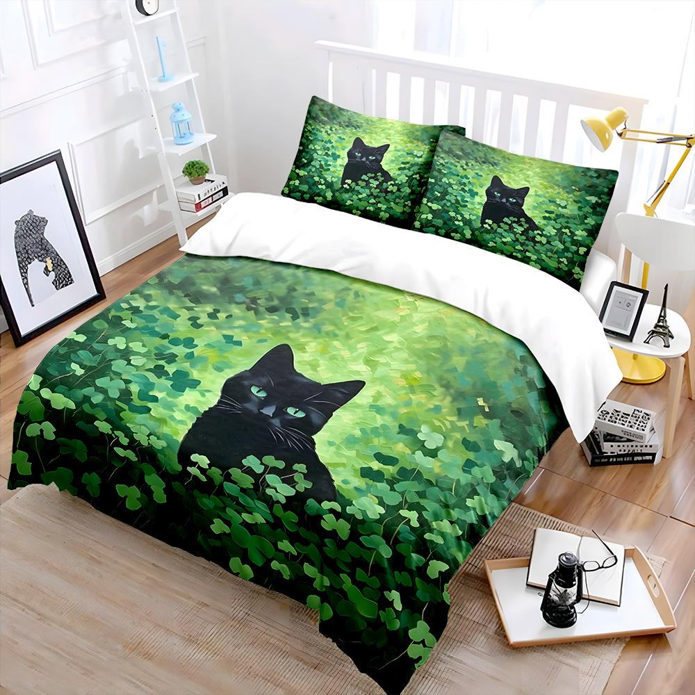 Schwarze Katze zwischen üppigen Kleeblättern Druck Bettwäsche Set 1 Bettbezug 2 Kissenbezüge Für Erwachsene Und Kinder Luxuriöses Geschenk Vollgröße