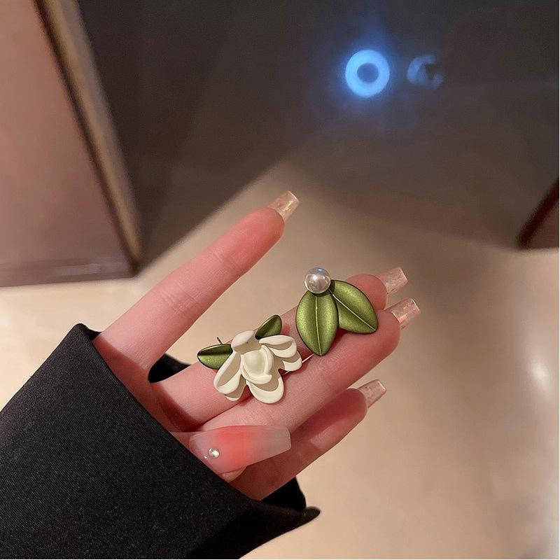 1 Pair Of Asymmetrical Gardenia Earrings, Women'S Temperament Flower Earrings, Fashionable Jewelry Accessories