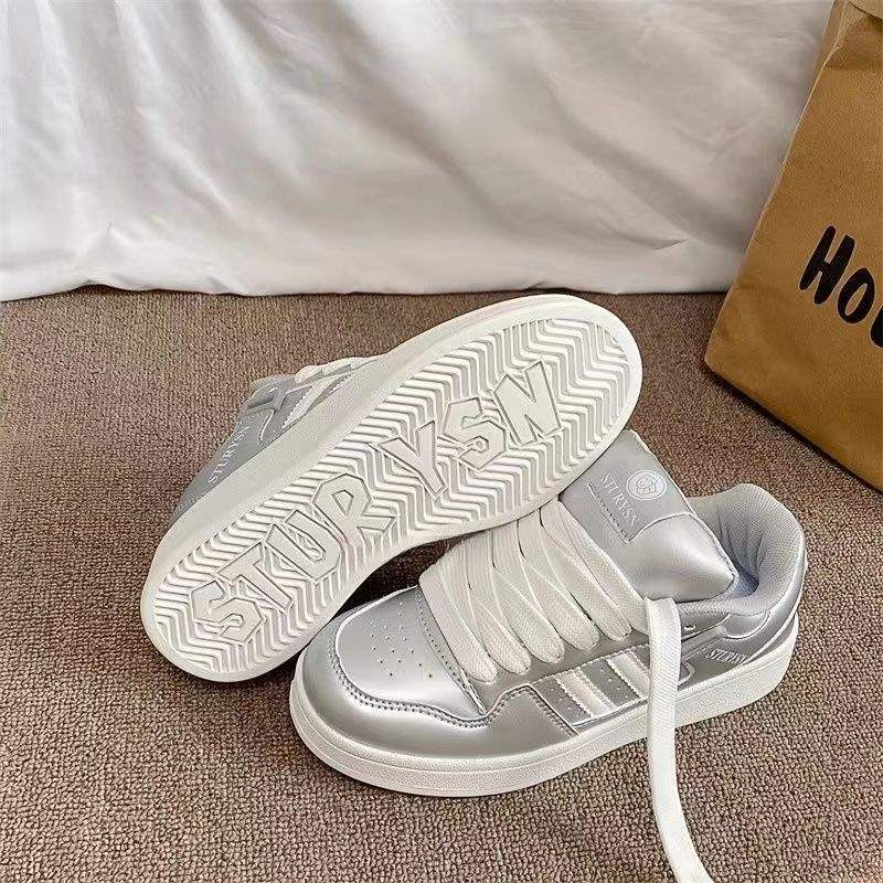 2025 autumn Hong Kong style new student versatile couple casual board shoes niche design bread shoes women ins tide