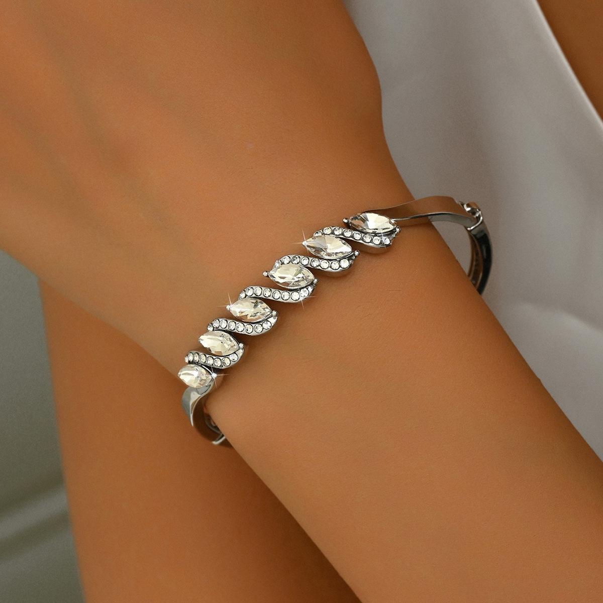 Стеклянный Кристалл Инкрустированный Скрученный Модный Браслет Легкая Роскошь Нишевый Изысканный Браслет-Украшение для Характера