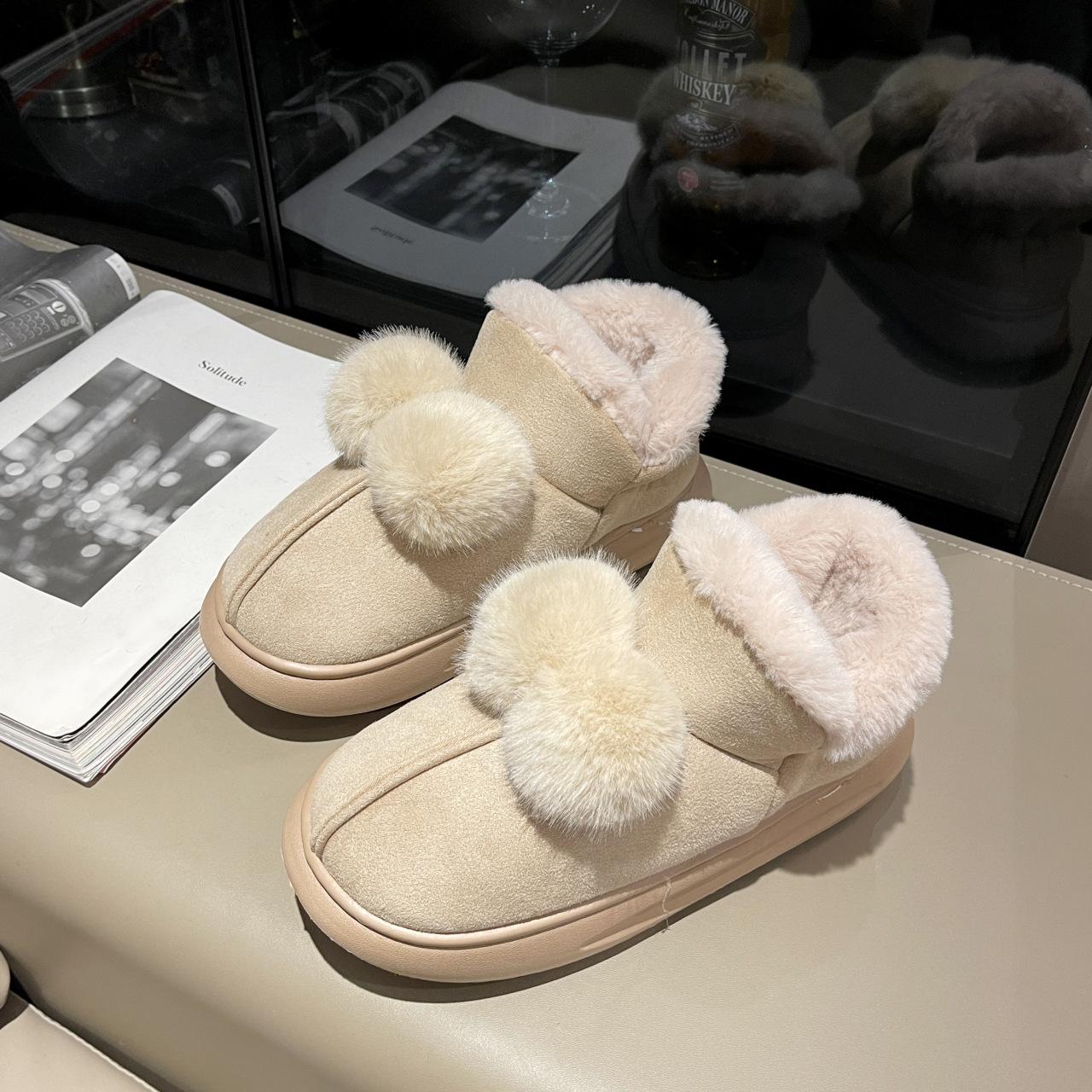 Милые и симпатичные зимние сапоги с меховыми шариками для женщин 2024 года новые зимние плюшевые короткие женские хлопковые туфли-трубы кроссовки на платформе Trafza 36 3734₽