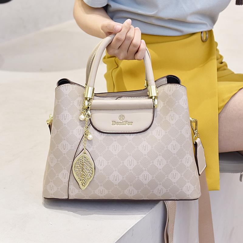 Large Capacity Handbag Women's 2025 New Fashion Shoulder Messenger Bag Versatile Women's Bag Women's Bag