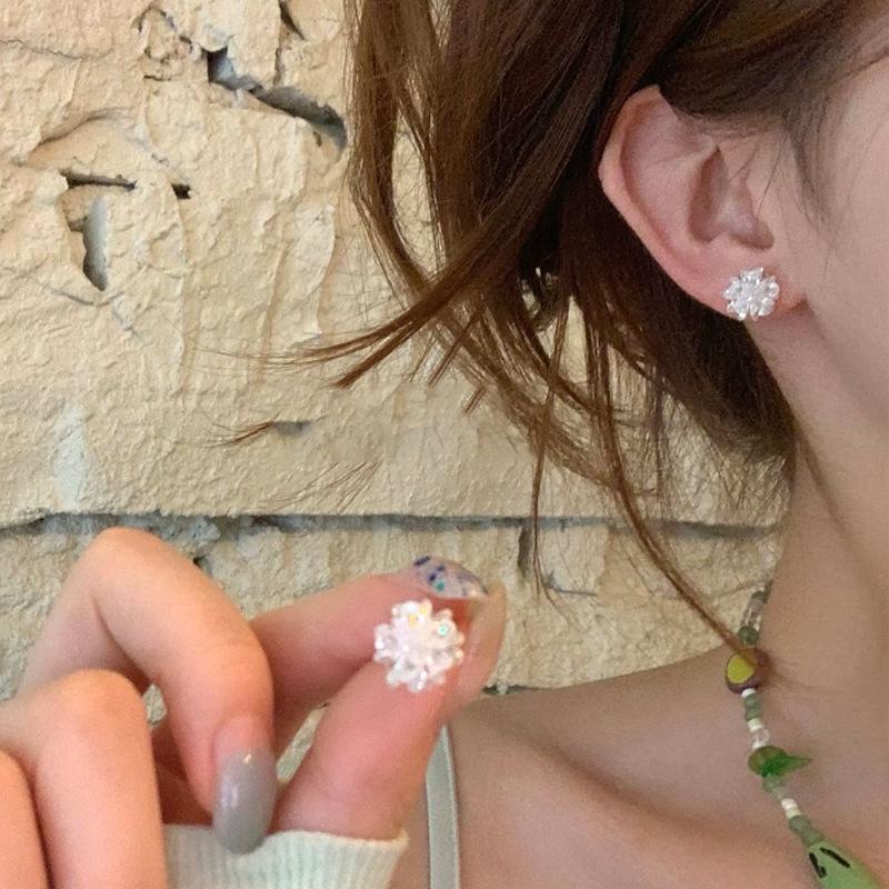 Koreanische Ohrringe im Ins-Stil mit Kristallblumen sind einfache, kleine, frische und modische Ohrstecker, vielseitige und süße Ohrringe.