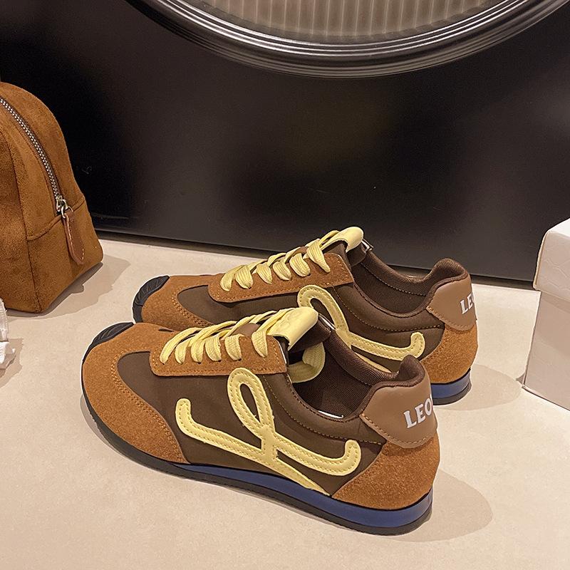 

2025 весна новая мягкая кожа универсальная обувь для спорта и отдыха, подходящая по цвету женская обувь ретро со шнуровкой немецкие тренировочные кроссовки на плоской подошве Forrest Gump 35 кофейный