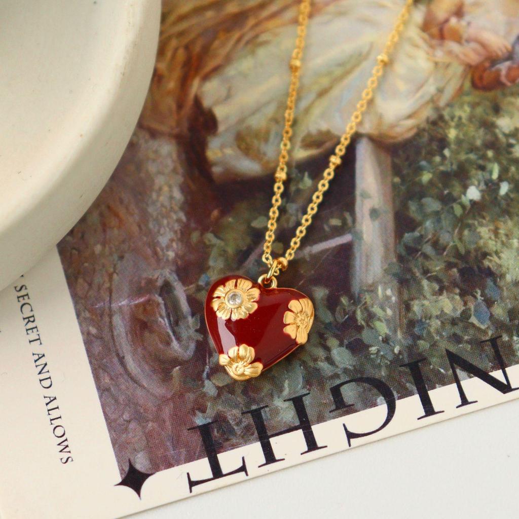 High-End European & American Red Oil Heart Necklace - Women's Retro Clavicle Chain for Autumn & Winter