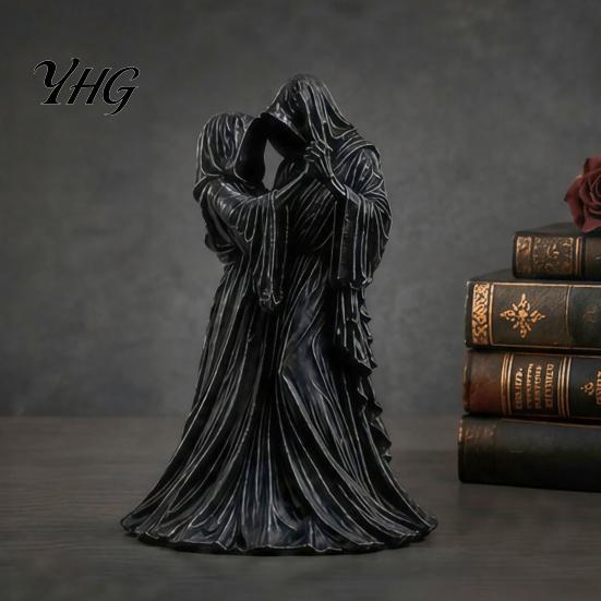Collectible Gothic Gift Faceless Lovers Figurine, Dark Ghost Couple Sculpture, Mysterious Detailed Craft Desktop Ornament for Shelf Mantel Table Home