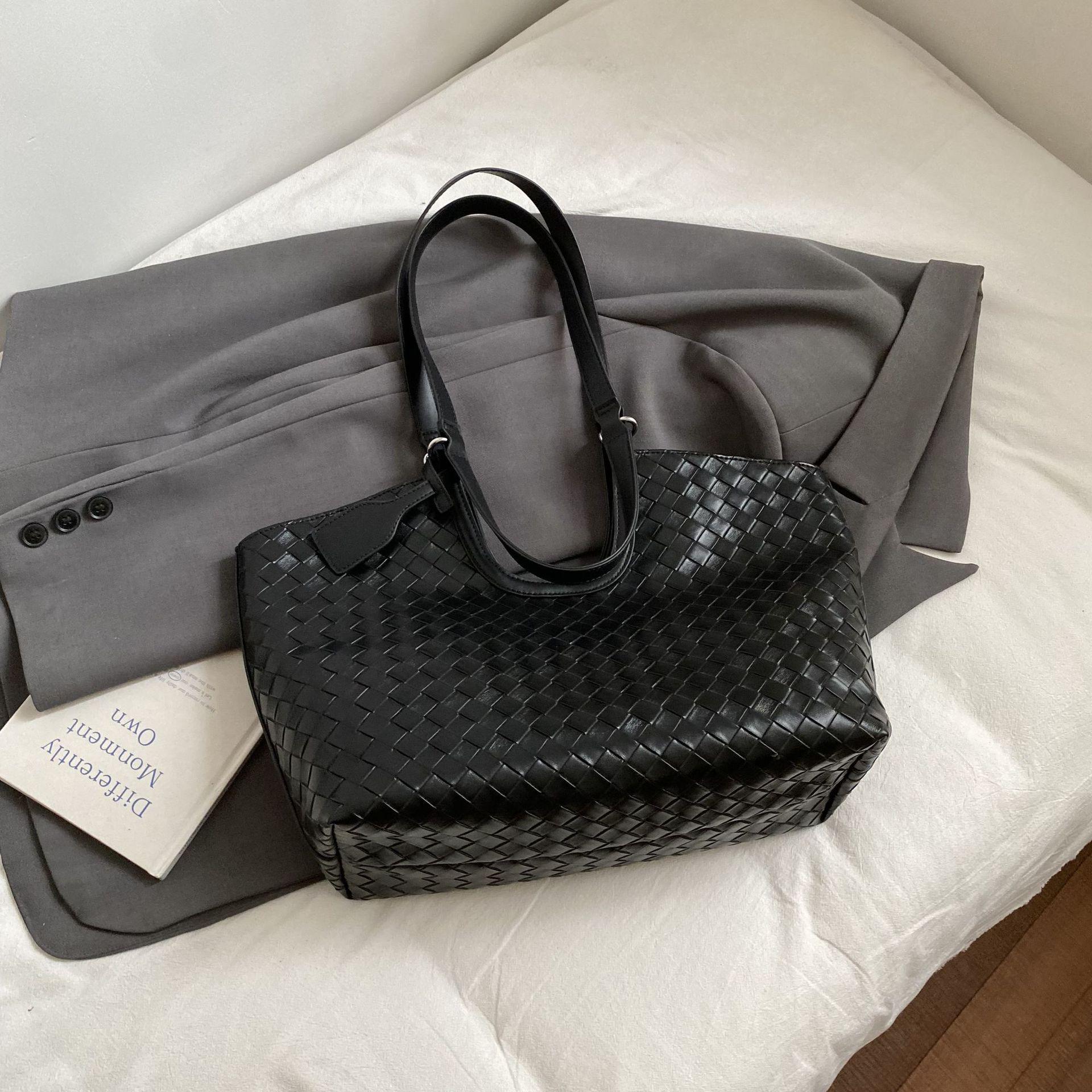 

2025 Retro Large Capacity Woven Underarm Mother-Child Shoulder Bag