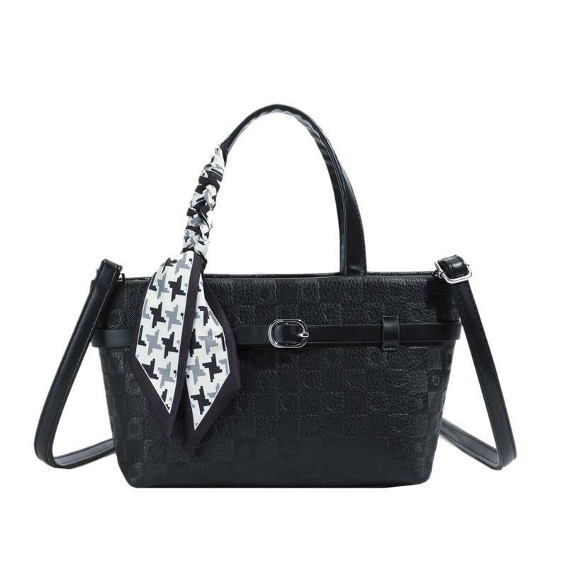 Small bags are popular today, women's summer new fashion messenger bags, portable bucket bags.