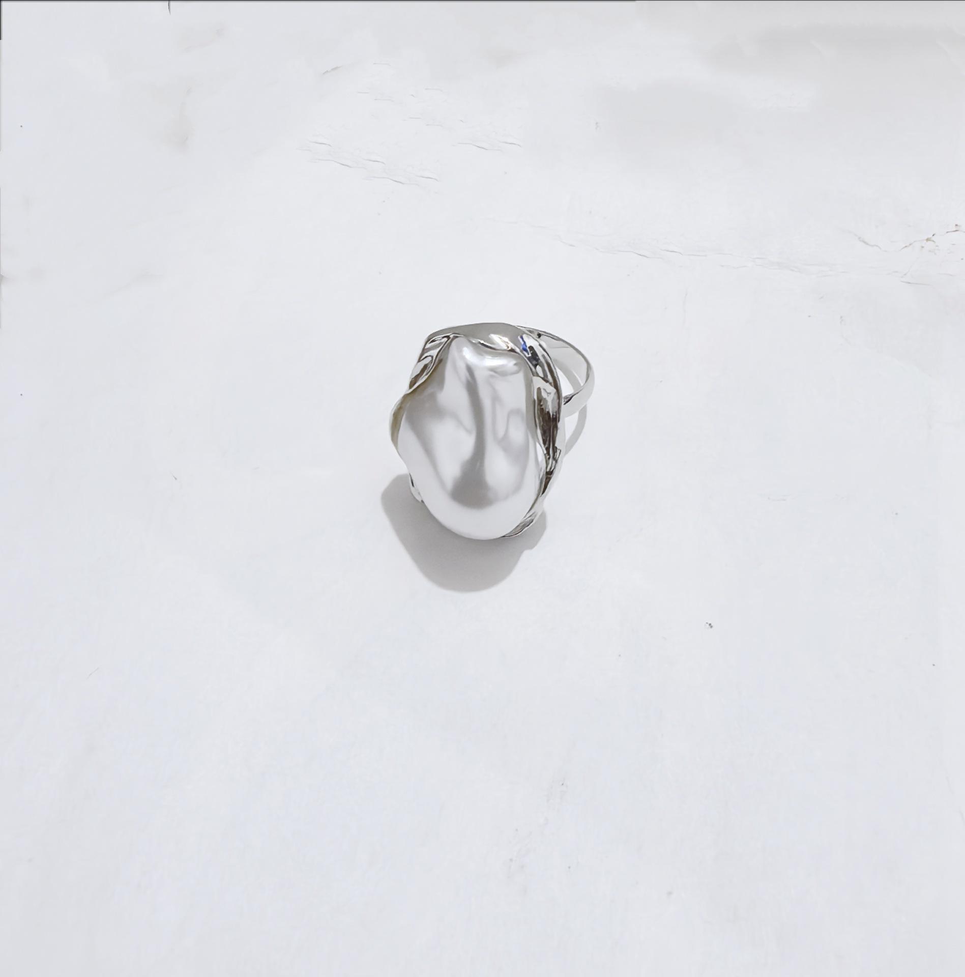 

Retro French Pearl Ring - Exaggerated Design, Unique Open Tail Style for Women срібний