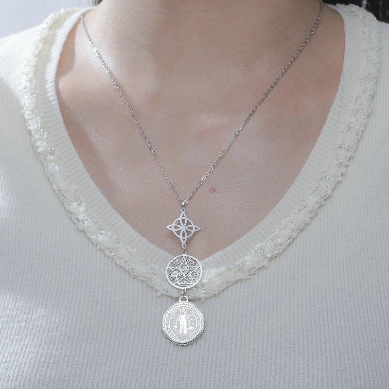 Collana Pendente Pentagramma di San Benedetto e Nodo della Strega in Acciaio Inossidabile