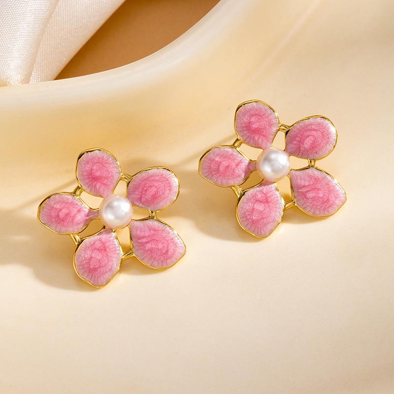 Fashionable Titanium Steel Pearl Flower Stud Earrings for Women: Stylish Stainless Steel Hollow Design in Cold Style.