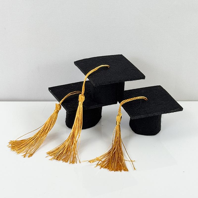 5/10 ks plstěných maturitních čepic pro plyšovou hračku, láhev vína, DIY dekorace, dárek na maturitní večírek 2025, mini bakalářská čepice, stolní ozdoba