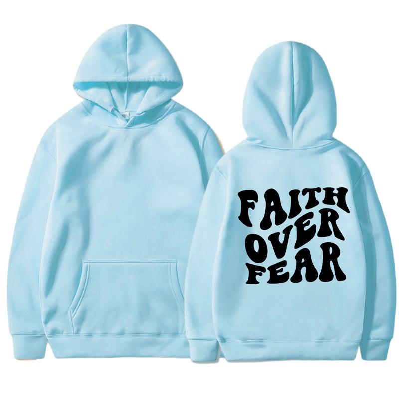 Женская плюшевая толстовка Faith Over Fear с однотонным принтом букв и карманом-кенгуру с завязками на шнурке S светло-синий 2138₽