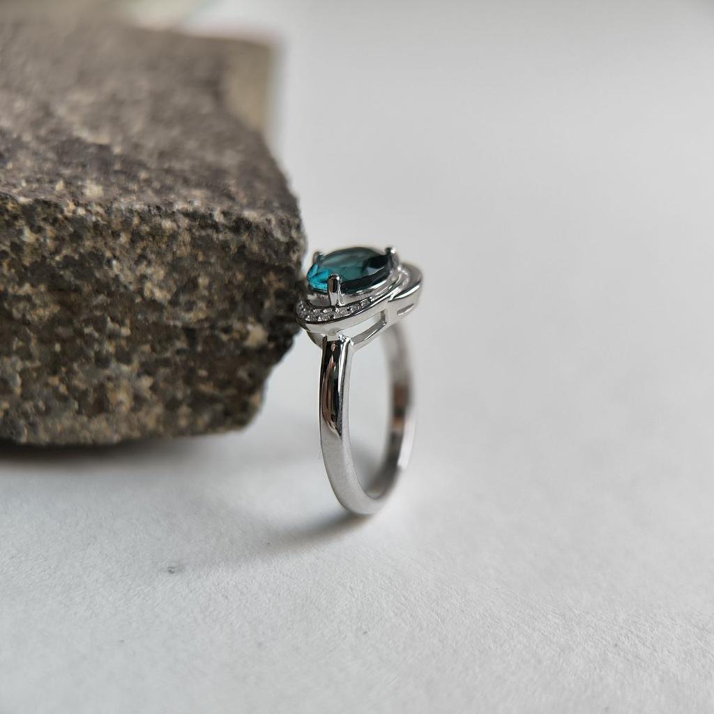 Серебряное кольцо с топазом Лондон Блю 1.091ct, фианитами, вес изделия 3,05 гр (2178026)