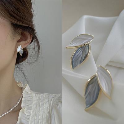 Nieuwe Koreaanse Collectie Metalen Trendy Verse Lieve Zoete Grijs Blad Stud Oorbellen Voor Vrouwen Mode Sieraden