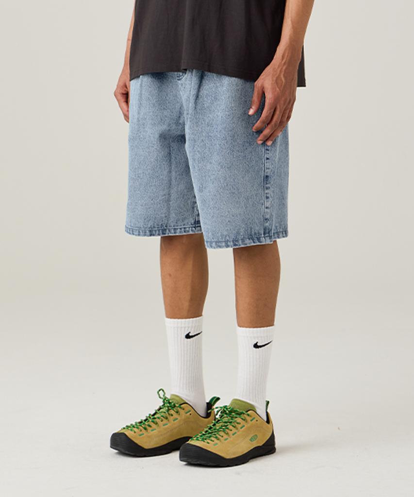 URBANAGE Bermuda Single-Pleat Elastic Denim Shorts Ice Blue