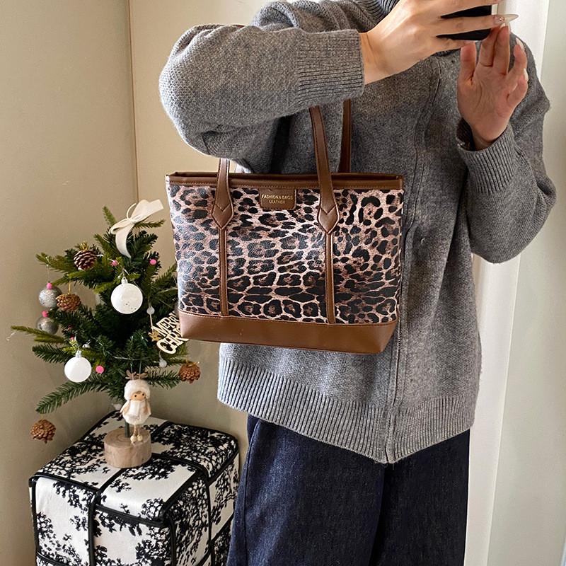 And Modern Elegant Color Block Tote Bag For Women Featuring Chic Leopard Print And Zipper Closure