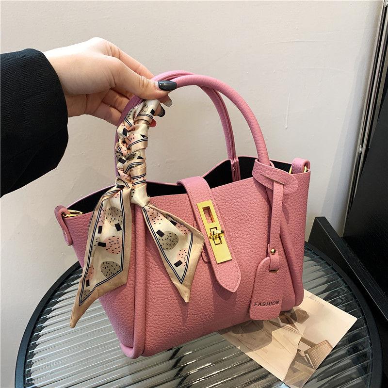Borse a trama avanzata Borse da donna 2023 Nuova nicchia Borsa a secchiello con una spalla Borsa a tracolla per pendolari con cestino per verdure