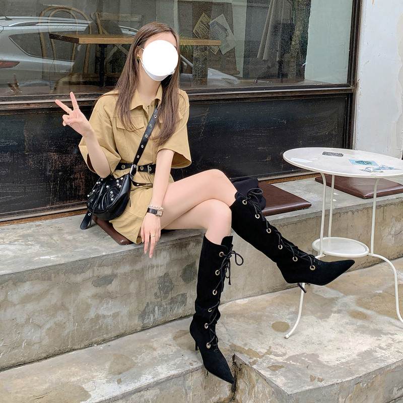 Krazing Pot Chaussures en daim de vache pour femme, cuissardes hautes à bout pointu, talons hauts et lacets avec pompon, collection automne-hiver