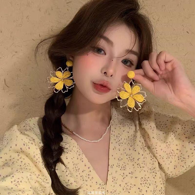 

Lafite hollow flower earrings light luxury fashion versatile high-end temperament earrings simple temperament earrings