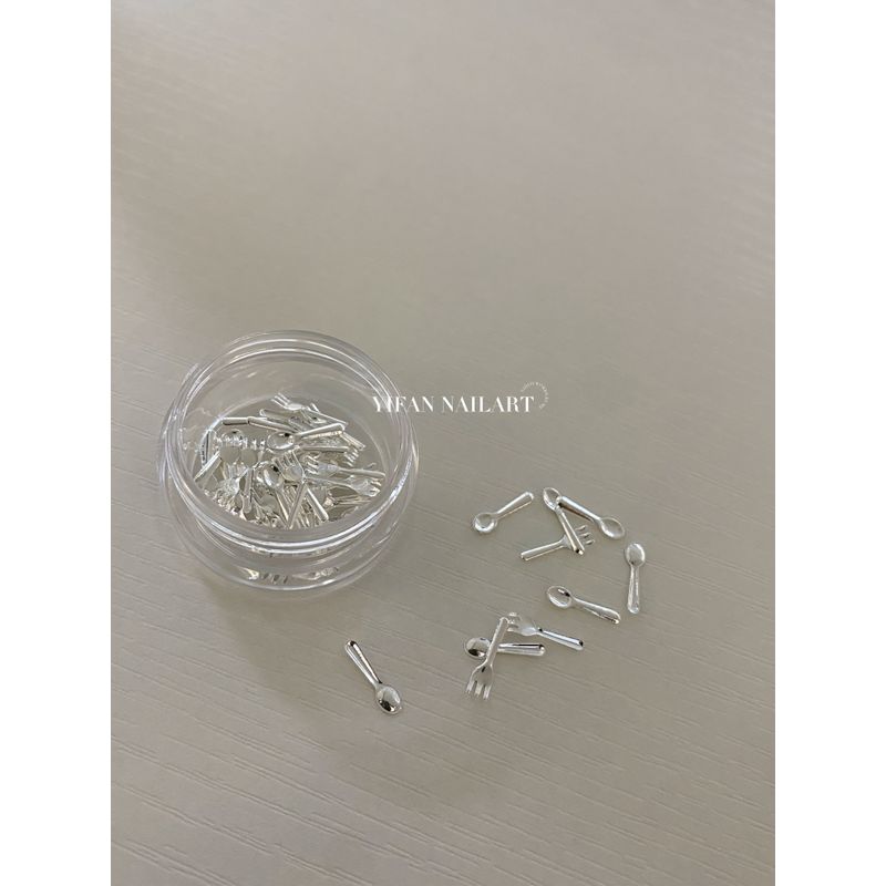 

Yifannail [Материал в корейском стиле] Посуда Медвежонок Щенок Желе Вкусный Пудинг Наклейка для ногтей J198 N95-1. [Silver Mix 50]]